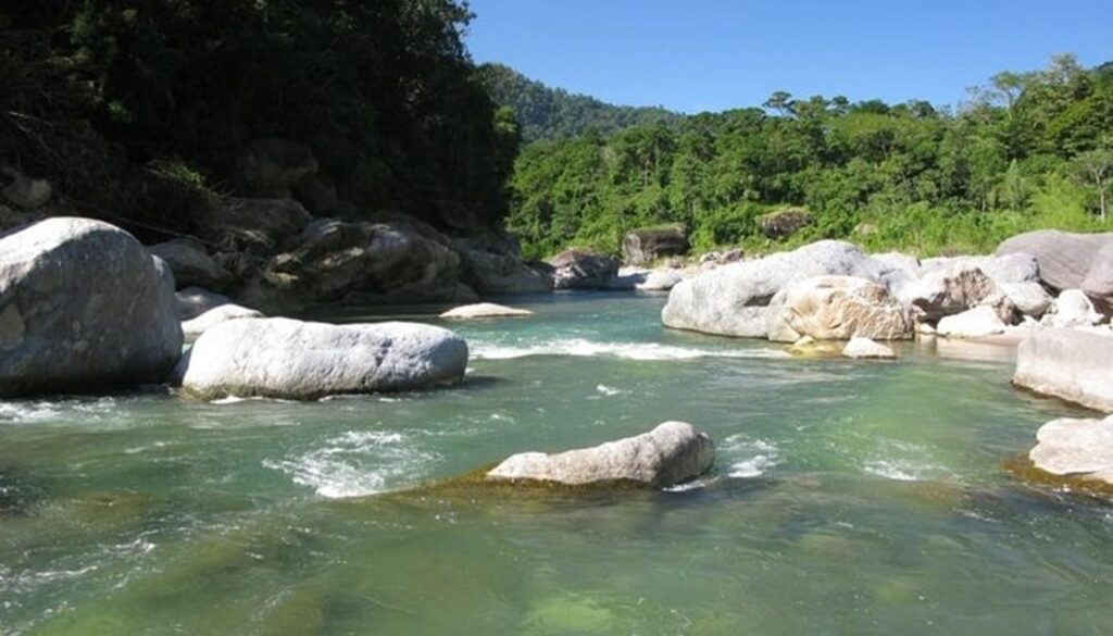 Cuenca Litotal Atlático:Río Cangrejal: este río tiene unos 30kms de recorrido, sus fuentes principales están en la corriente de Yaruca, que nace en las montañas de Mico Moto de la sierra de Nombre de Dios, drena en junto a otros ríos la llanura de La Masica, en su trayecto cruza el municipio de La Ceiba y tiene como tributarios a los ríos Viejo y Blanco; desemboca al mar en las inmediaciones de la ciudad puerto de La Ceiba con el nombre de la Barra (Barra Cangrejal). Río Papaloteca: nace en las montañas de Mico Blanco y tiene un recorrido de 30 kms. Es muy importante porque con su cauce ha logrado ensanchar la llanura costera. Surca el municipio de Jutiapa, Sus tributarios son el río Tómala y el río Jutiapa en su final desemboca en el mar frente a Cayos Cochinos. Río Limón: Perla en La Ceiba y Jalan y Sambunango en Jutiapa, en sus inicios reciben estos nombres y luego al unir sus aguas a otro río cambia no solo de curso, también de nombre, son de mucha importancia porque estos son los que se encargan de mantener el caudal de los ríos anteriormente detallados. Otros ríos: el río Naranjo, Plátano, Texiguat, Mezapa, Alao en el municipio de Tela