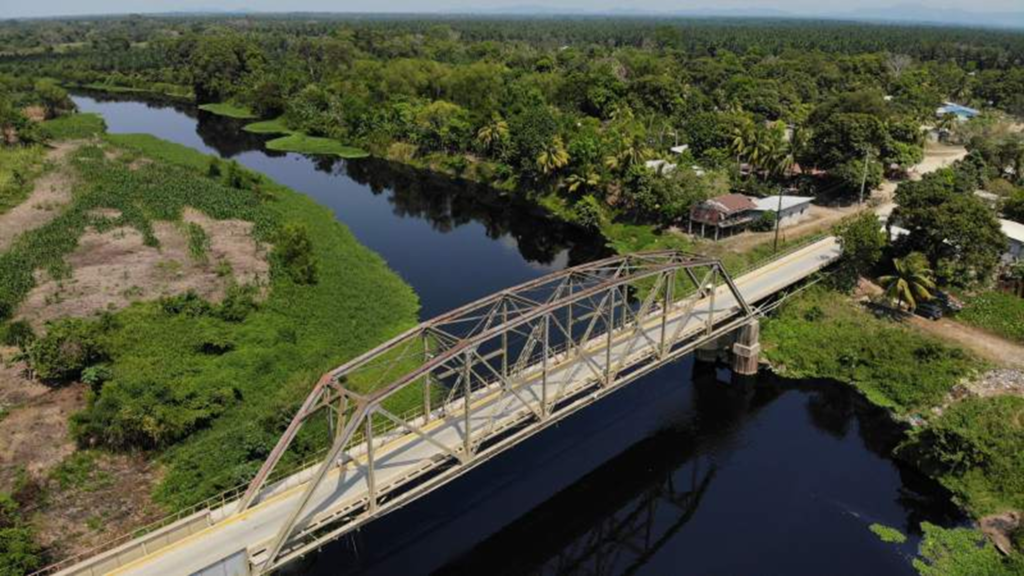 El río Chamelecón, es una vertiente fluvial que nace en las montañas del departamento de Copán, en el occidente de la república de Honduras o (macrocuenca Centro-occidente) y recorre unos 200 km, hacía el norte, denominándose hidrográficamente como “Cuenca del río Chamelecón” que cruza el departamento de Santa Bárbara y seguidamente el departamento de Cortés, donde encuentra su punto más bajo el valle de Sula. A su paso se encuentra el río Humuya, río Jicatuyo y el río Sulces;1 y desembocando en las costas del mar Caribe.2