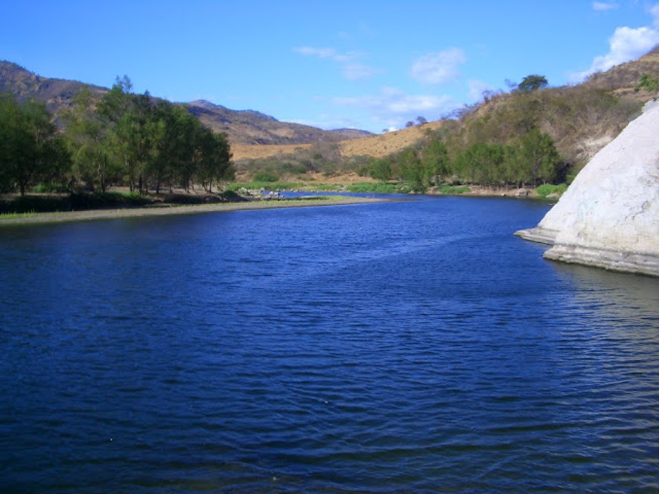 El río Choluteca nace en la montaña de hierba buena, de Lepaterique, municipio de Morazán, y sigue en dirección Este y Noreste hasta pasar por Tegucigalpa donde se le reúnen el Guacerique y el Chimbo o Chiquito; desde aquí sigue rumbo al Norte, describiendo un semicírculo a Este y Sur, recorre los departamentos de El Paraíso y Choluteca y desemboca en el golfo de Fonseca, pasando antes por la cabecera del último de los departamentos nombrados y por el pueblo de Marcovia. Tiene una longitud de 250 km y cubre una cuenca de 7570 km², con una precipitación anual de 1,300 mm.