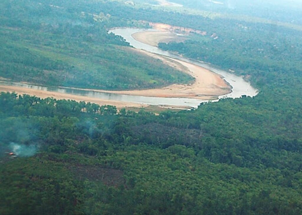 Cuenca llanos de la Mosquitia: Rio coco o Segovia. El río Coco se considera el río más largo de Centroamérica porque su caudal corre exclusivamente en territorio del istmo centroamericano. Transcurre por el sudeste de Honduras y el norte de Nicaragua. Es formado por la confluencia de los ríos Comalí (Honduras) y Tapacalí (Nicaragua), tiene una longitud de 680 km, y una cuenca que ocupa un área de 24.767 km², con una superficie agrícola de 1,807 km2 y una precipitación media anual de 2,010 mm. Nace cerca de la localidad hondureña de San Marcos de Colón y desemboca en Cabo Gracias a Dios, Sus principales afluentes son el río Bocay y el río Waspuk. Se le conoce también como río Segovia y río Wanki en lengua miskita.