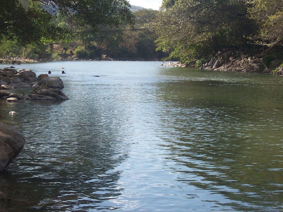 El Rio Lempa. Entre los ríos Sumpul, Guarajambala y Torola presentan una longitud de 70,75 y 70 km respectivamente, y una cuenca de 5,396 km2, con una superficie agrícola de 87 km2 y una precipitación media anual de 1,600 mm. El rio lempa Nace entre las montañas volcánicas de las mesetas centrales de la región a una elevación aproximada de 1200-1500 msnm en el municipio de Esquipulas, Chiquimula en Guatemala, donde es la unión de los ríos Chacalapa, Tepoctún, La Planta y Olopita, y discorre 30,4 km en territorio guatemalteco, ingresando a Honduras donde recorre el departamento de Ocotepeque por 31,4 km. Cruza la frontera con El Salvador al noreste del departamento de Chalatenango sigue su recorrido por 360,2 km, desembocando en la planicie costera del océano Pacífico, entre los departamentos de San Vicente y Usulután. La cuenca trinacional del río Lempa tiene un área total de 17.790 km² de los que 10.082 km² (56%) corresponden a El Salvador, 5251 km² a Honduras, y 2457 km² a Guatemala. La elevación máxima de la cuenca es de 2805 msnm en las montañas de Honduras. La longitud del cauce principal es de 422 km, de los cuales 360,2 km corren dentro de territorio salvadoreño.