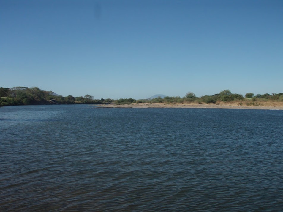 El Rio Nacaome Presenta una longitud aproximada de 90 km y su cuenca tiene 2,642 km2 de superficie; nace en las montañas de Yerba Buena y desemboca en la Bahía de Chismuyo en el golfo de Fonseca, sus principales afluentes son; loma, Moramulca y Guacirope. Consta de una superficie agrícola de 291 km2 y tiene una precipitación media anual de 2,000 mm.