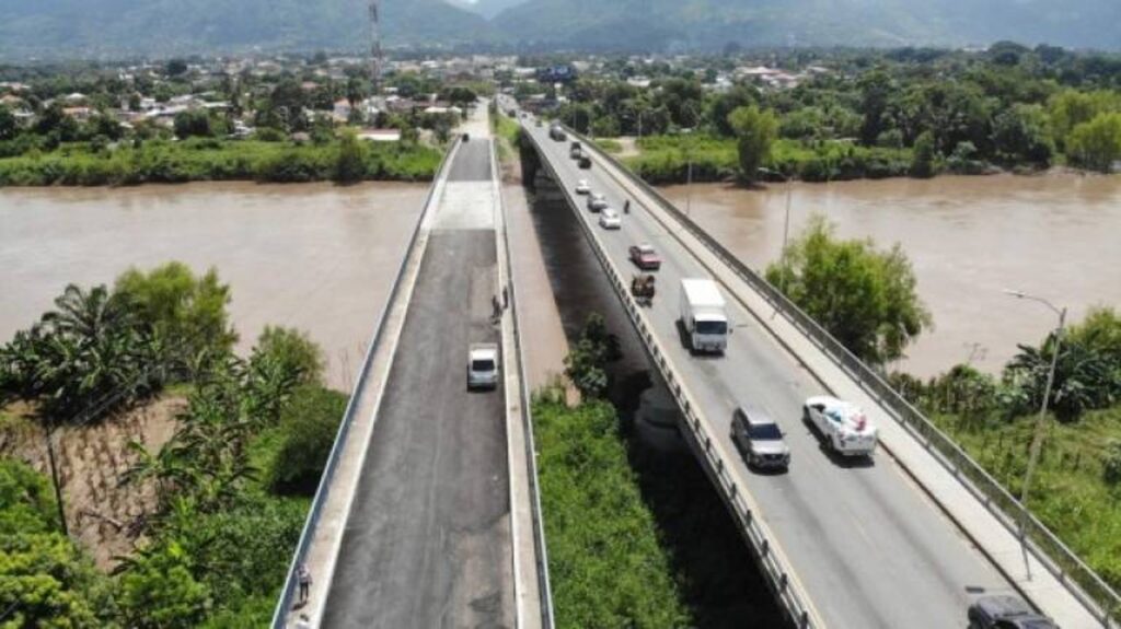 El río Ulúa es uno de los más grandes e importantes de Honduras, tiene su nacimiento en el departamento de Intibucá bajo el nombre de río Grande de Otoro que es conformado por la confluencia de los ríos Zarzagua y Puringla. El Ulúa hace su recorrido de unos 400 km por los departamentos de Santa Bárbara, Cortés, Yoro y Atlántida donde es alimentado por los ríos Higuito, Mejocote, Lindo, Jicatuyo, Humuya o Comayagua y el Sulaco, además de muchos riachuelos.