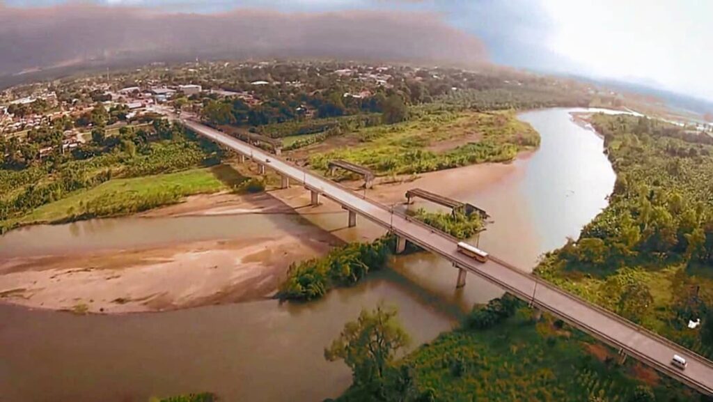 El río Aguán es un río del norte de Honduras. Se origina en las tierras montañosas centrales del oeste, en el municipio de Yorito, Yoro, descendiendo por el noreste hasta las ciénagas costeñas, después de recorrer una larga distancia de 240 km y pasando sus aguas por los municipios de Arenal, Olanchito y Tocoa, para desembocar en Santa Rosa de Aguán en el mar Caribe.